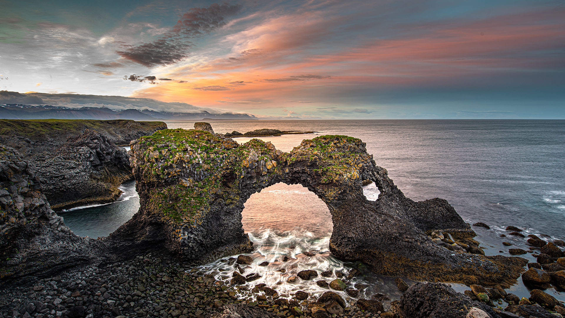 冰岛，斯奈山半岛上的石拱门，Gatklettur-www.todaybing.com 必应壁纸 必应美图