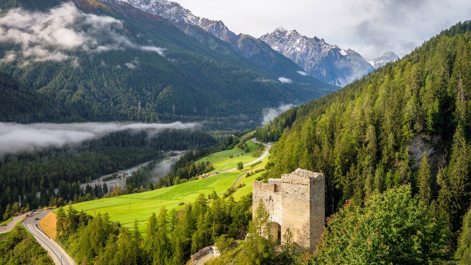 瑞士格劳宾登州的 Tschanüff 城堡遗迹-www.todaybing.com 必应壁纸 必应美图